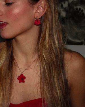 Collar flor roja cadena dorada