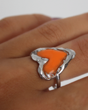 Anillo corazón naranja plateado