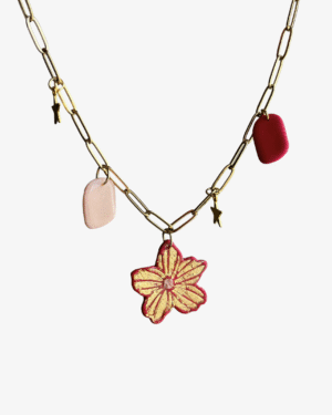 Collar charms flor roja