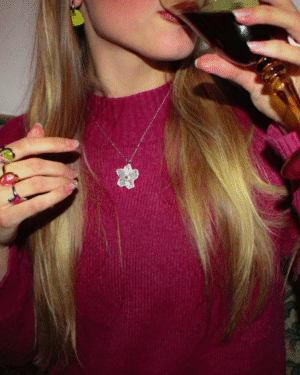 Collar flor blanca y plateada