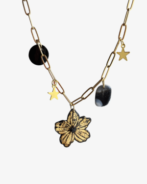 Collar charms flor negra
