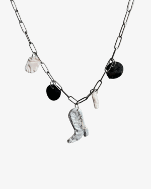 Collar charms bota plateada