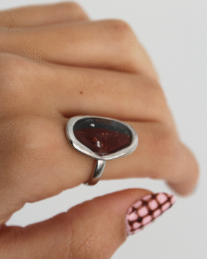 Anillo ovalado marrón y negro