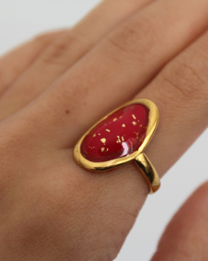 Anillo ovalado rojo y dorado