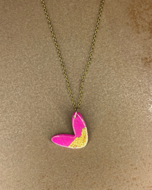 Collar corazón fucsia
