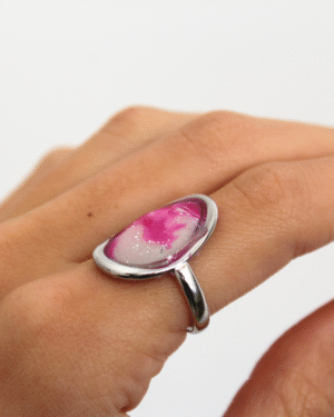 Anillo ovalado blanco y fucsia