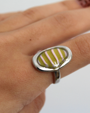 Anillo ovalado líneas