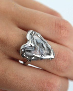 Anillo corazón gris