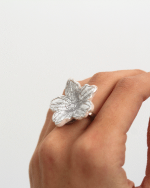 Anillo flor plateado