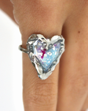 Anillo corazón azul y fucsia