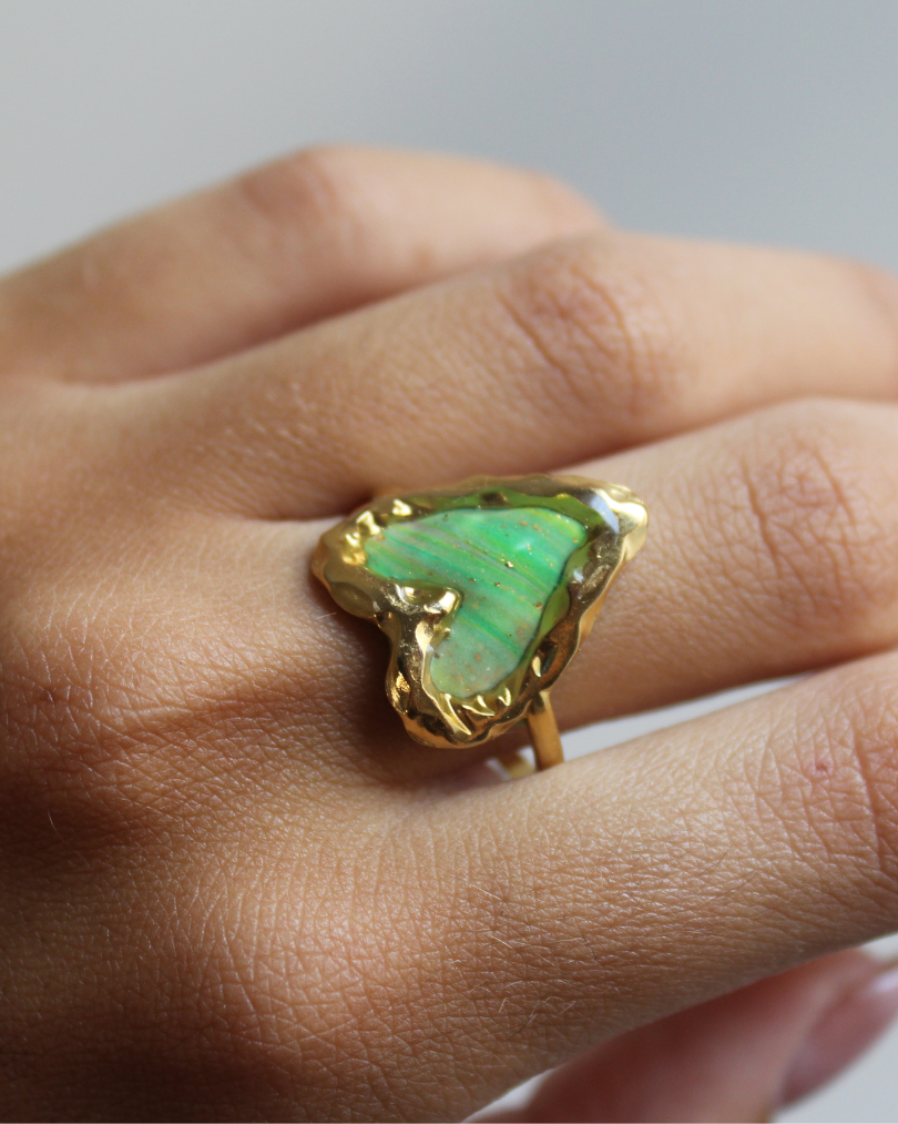 Anillo corazón verde dorado